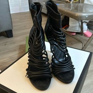 Woman guess sandals leather.